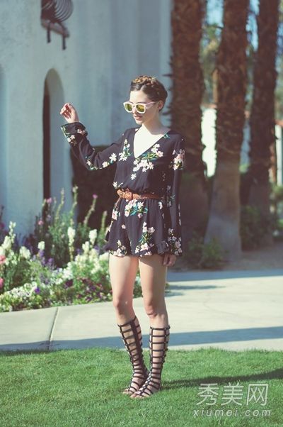 夏季最热的凉鞋推荐带肩带的凉靴成为时尚。