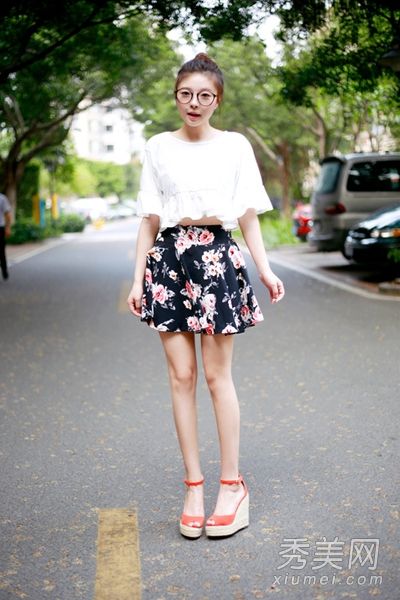 短袖t恤+短裙很可爱，每个人都喜欢。
