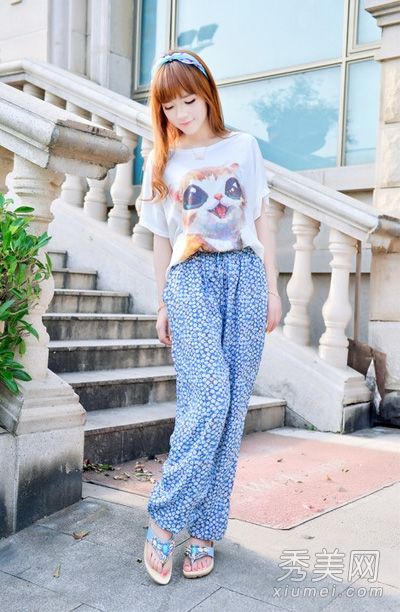 t恤是最适合搭配裤子的。它们非常简单时尚。