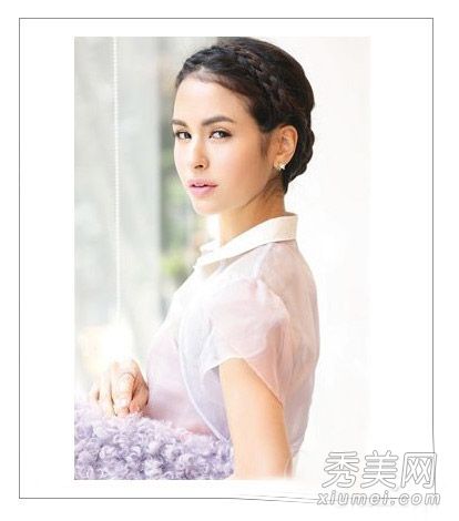 如何制作一个简单而美丽的DIY花环来制作一道美丽的菜肴，改变名人的气质