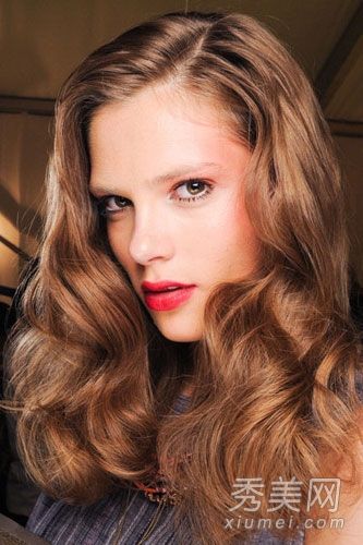 职业高尔夫球打得很漂亮，而且有独特的技巧。卷发让你吸引人们的目光。