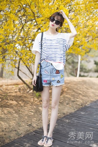 夏天穿短裤或短裙的t恤很简单。