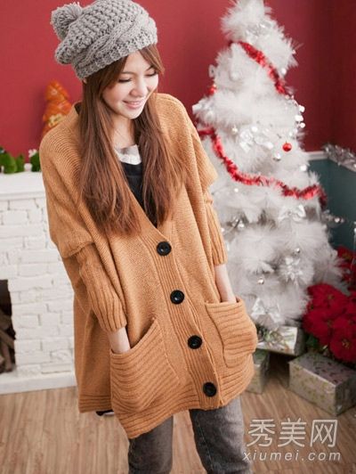 毛衣外套很漂亮,穿上它,带着愉快和迷人的味道。