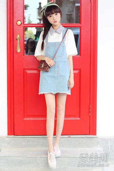 t恤衫+吊带裤或吊带短裙显得年轻漂亮可爱