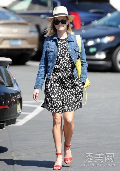 印花短裙牛仔外套非常适合旅行。