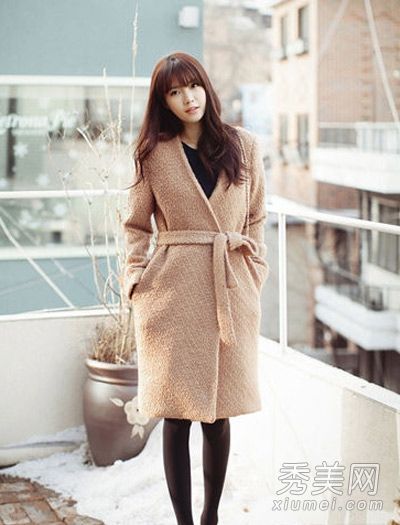 这件外套既时尚又高挑,与新年的美丽相得益彰。