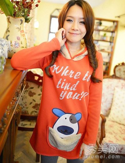 卫衣搭配连裤袜或短裙装扮早春时尚利器