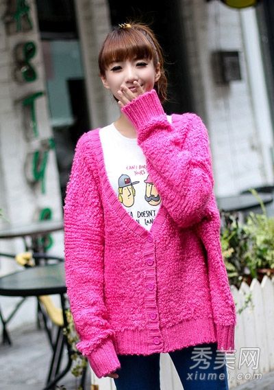 毛衣和夹克的甜蜜组合演绎早春时尚