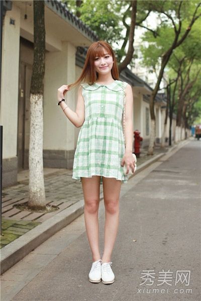 毕业季节青春不尽,娃娃领甜美年龄减