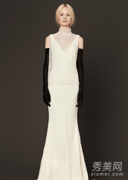 非常简单的黑白婚纱系列，展现大尺度的气质。