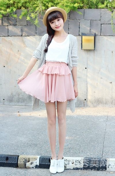 白色运动鞋多才多艺,搭配裙子很可爱。休闲长裤