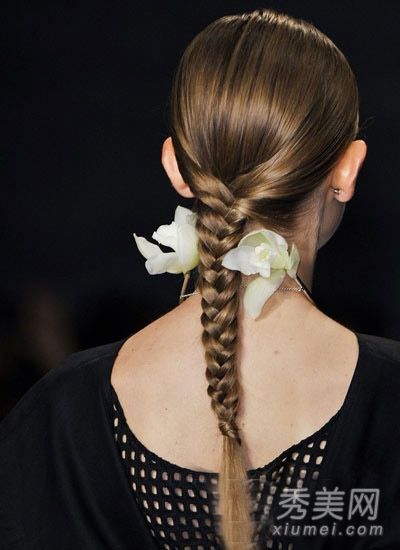 一场低调而激烈的表演，由俞家边解说