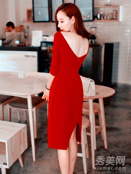 夏季流行的裙子款式显示出凉爽的背部