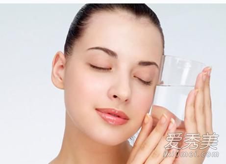 20年的护肤方法清洁和保湿是关键。