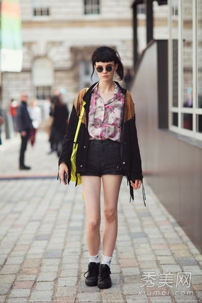 在五月初夏，短裤秀的美腿也需要一件短外套。