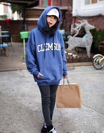 卫衣+紧身裤+平底鞋彰显修身休闲个性