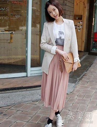 办公室女士的小西装外套在早春一定很流行。