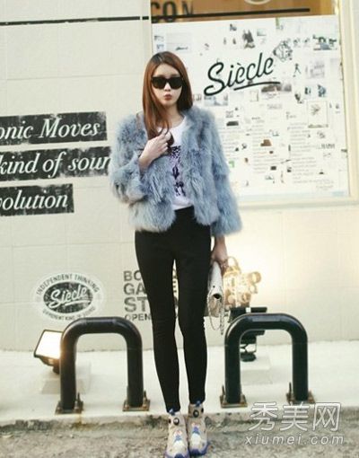 早春时节，人们普遍穿着凌乱。春天的衣服，外套和潮汐拍照。