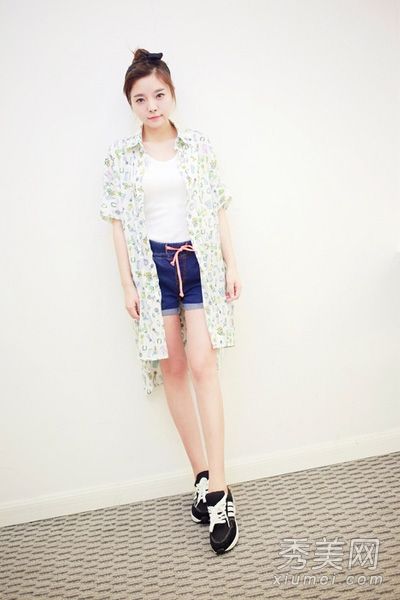 短袖衬衫+短裤小个子很快变成高挑漂亮的女孩