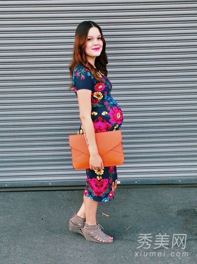 时尚的大肚子孕妇长裙在初夏最漂亮。