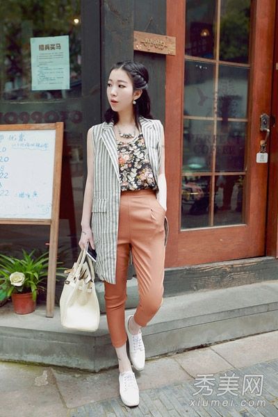 裤子配不上，马甲很时髦。
