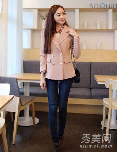 西装和夹克在优雅的服装系列中最引人注目。