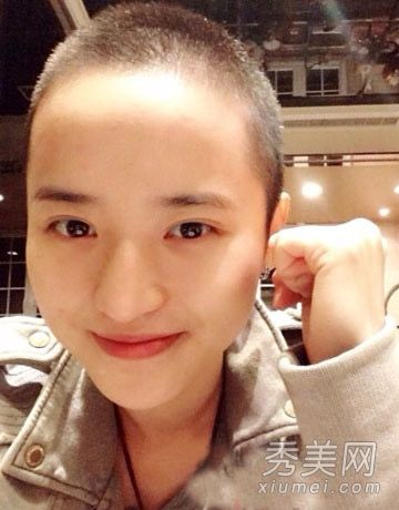 奶茶的女儿蒋瑶嘉是一个留着短发的迷人歌手。