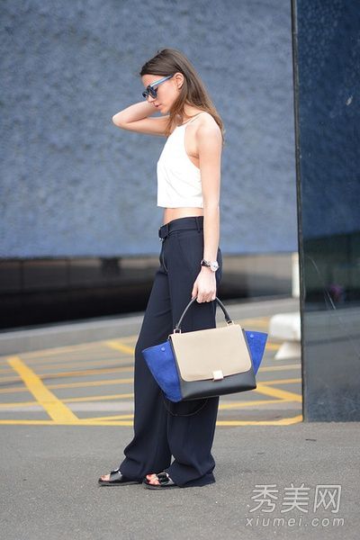 宽腿裤覆盖高跟鞋，展现出高贵、潇洒的外观。