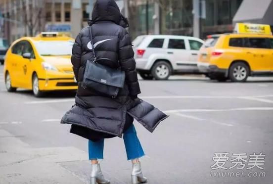 羽绒服配什么裤子和鞋子?