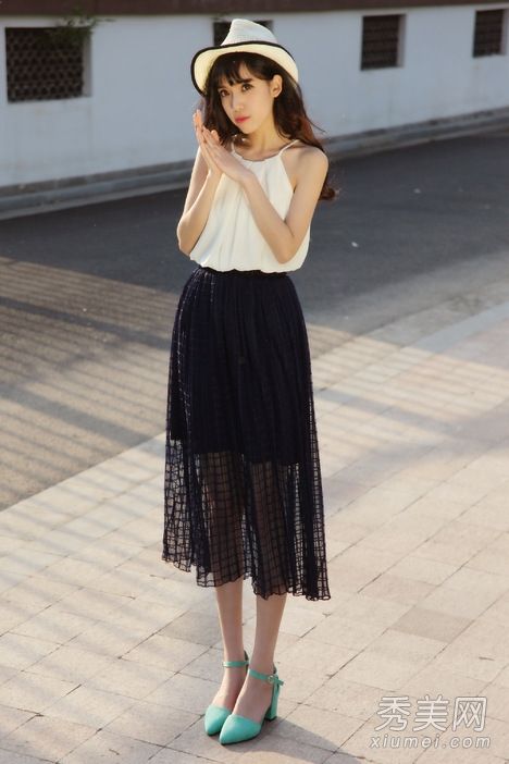 半遮半掩透视裙，配t恤和衬衫女神范