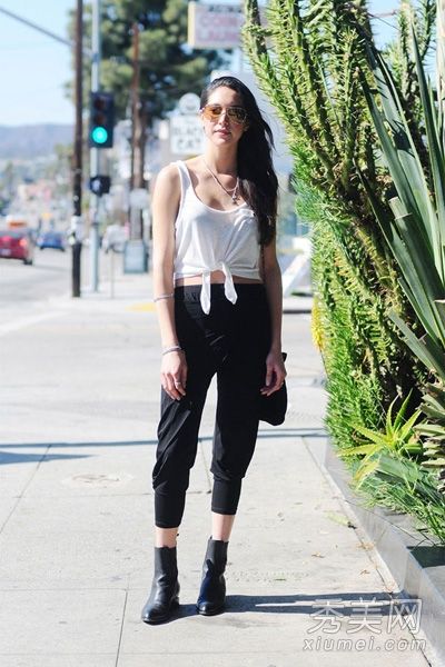 搭配背心和高跟鞋的休闲长裤很高。