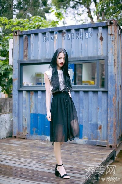 基本的t恤是最通用的，有9种款式是时尚的。