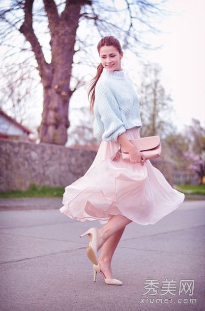 长及膝的裙子隐藏着“O”形的腿,搭配高跟鞋显得优雅迷人。