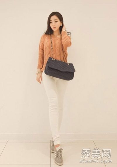 毛衣配紧身裤，款式简单，时尚