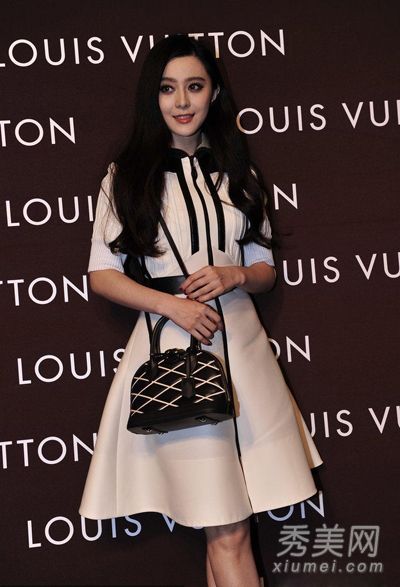 向范冰冰学习穿白色连衣裙，选择合适的款式来吸收阳光。