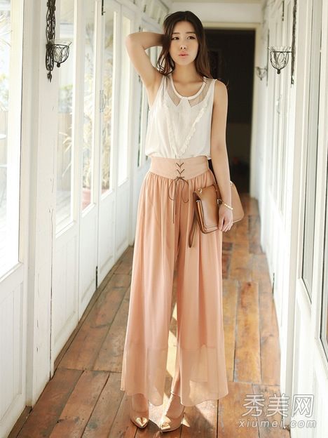 由于害怕炎热和阳光，雪纺制成的哈伦裤轻盈而遮阳。