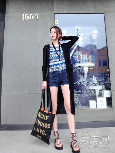 薄开衫+T恤+短裤旅行是最漂亮的搭配