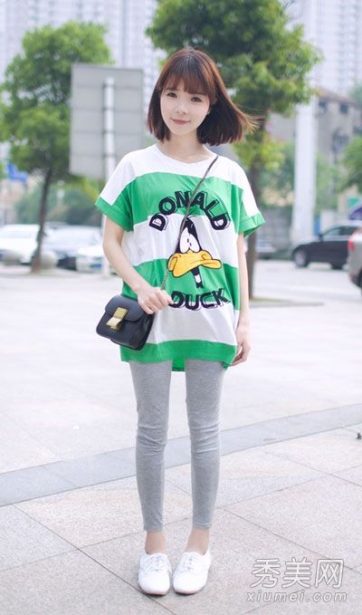 宽松的中长t恤覆盖大部分肉,绑腿覆盖大屁股。