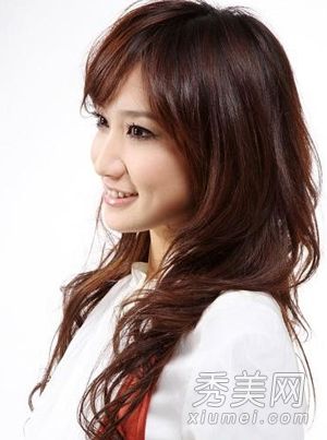 6长发发型，卷发，直发，整齐的刘海，温暖的冬天