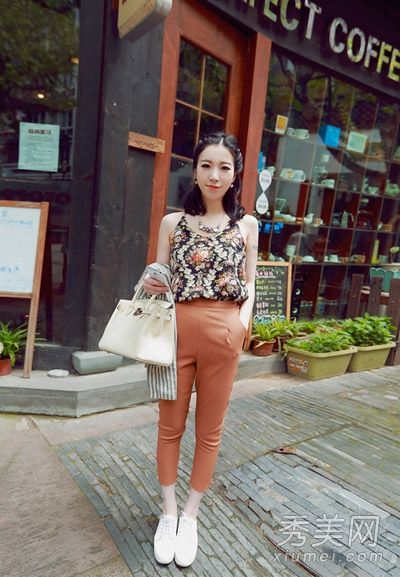 垂着的脖子,露出的肩膀,衣服和裤子,或者裙子都很漂亮。