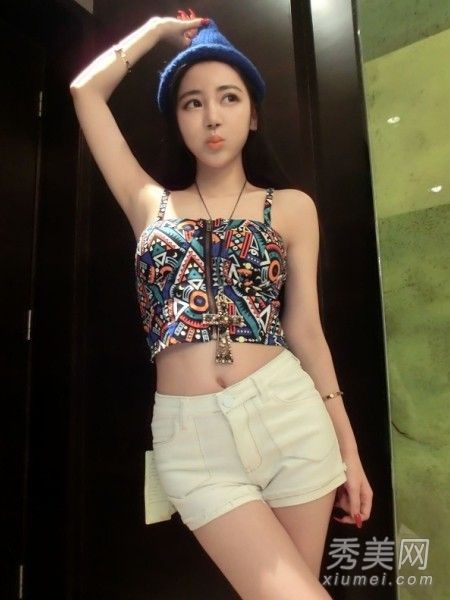 胸部包裹的外套和裤子也能很好地展现职业路线。