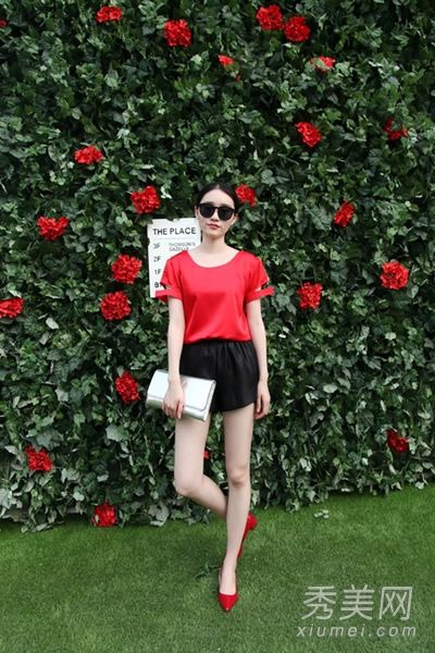 太阳镜在夏天是防晒的必需品,颜色鲜艳的衣服可以吸收更多的阳光。