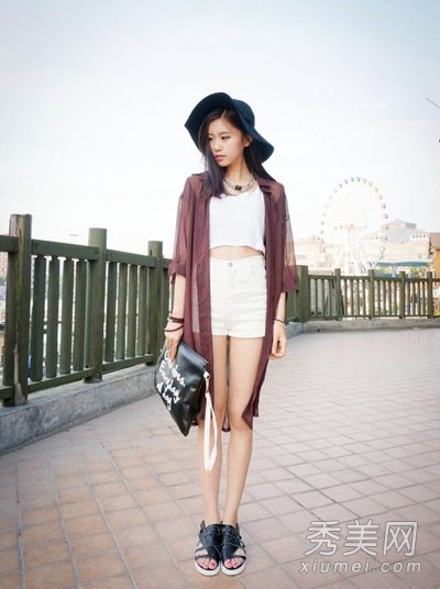 短t恤+短裤和薄开衫既苗条又时尚。
