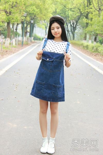 背带裙+T恤最差年龄穿天真女孩风格