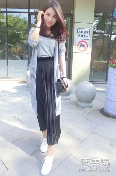穿一条长裙和一件小外套去五一郊游