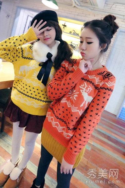 这件毛衣和短裙很相配，所以春天很优雅。