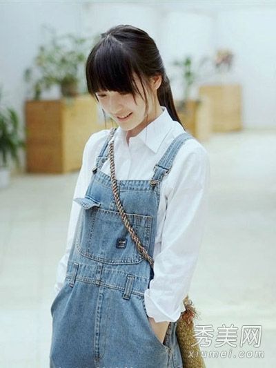 男朋友的衣服与上身衬衫和t恤混在一起时尚