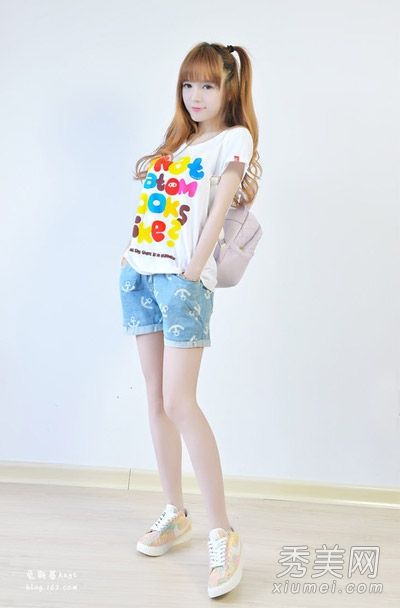 印花短t恤是裤子中最流行的。