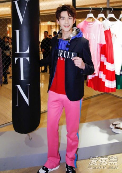 里奥的粉色裤子是什么牌子的瓦伦蒂诺的衣服