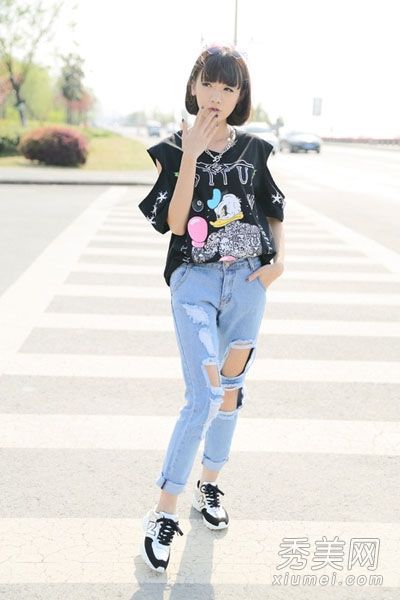 上身肥胖瘦身,搭配宽松t恤+紧身牛仔裤